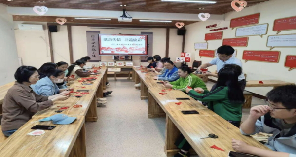 金斧子配资 纸韵传情, 秦庄社区开展非遗剪纸主题活动