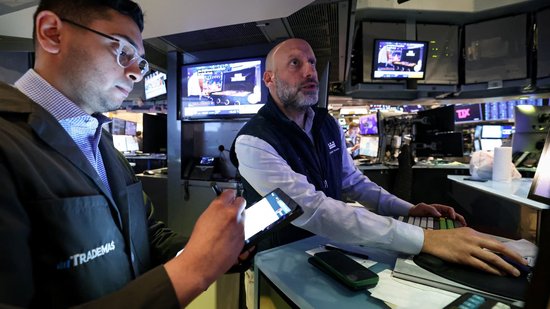 保宇配资 美国债务评级下调凸显赤字风险 美股期指集体下挫