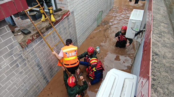 启点优配 暴雨中架“生命桥”，密云消防在古北口镇营救6人